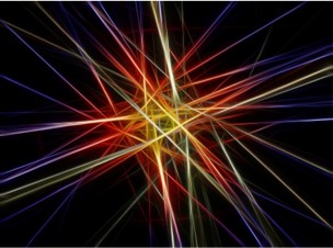 Abstraktes Bild mit bunten, sich kreuzenden Lichtstrahlen auf schwarzem Hintergrund – Symbolbild für Lasertherapie