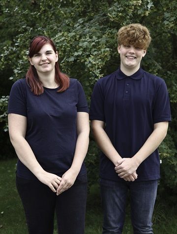 Gruppenfoto der neuen Azubis 2020 Verena Engelhardt und Elijah Blümlein – beide in dunkelblauer Kleidung vor grünem, natürlichem Hintergrund. Vorstellung im Rahmen des Tierärzte Teams Tiefenbach.
